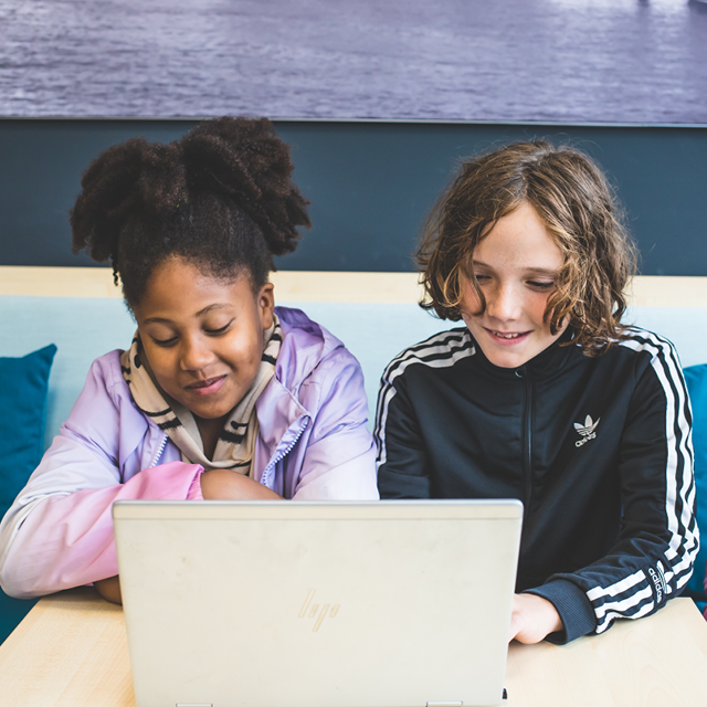 Kinderen werken op laptop