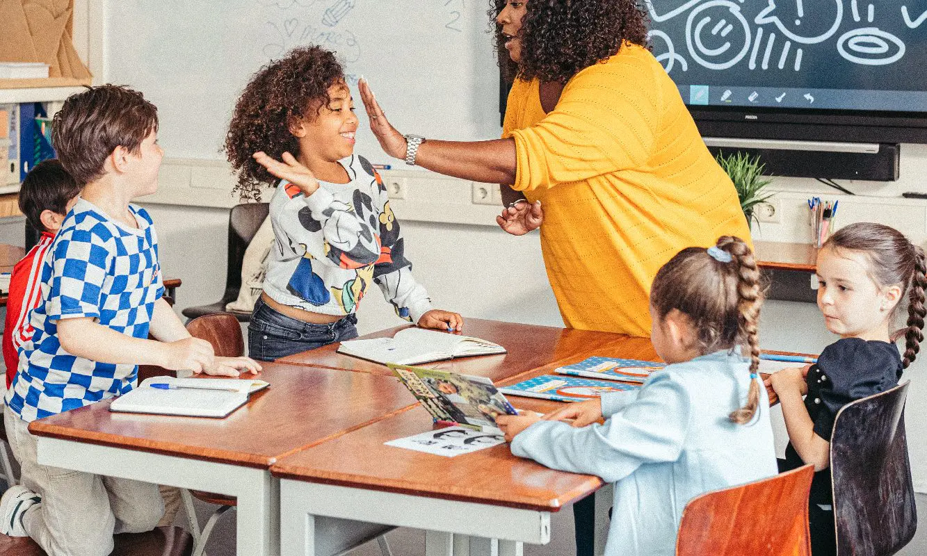 deeltijd pabo student met kinderen in de klas