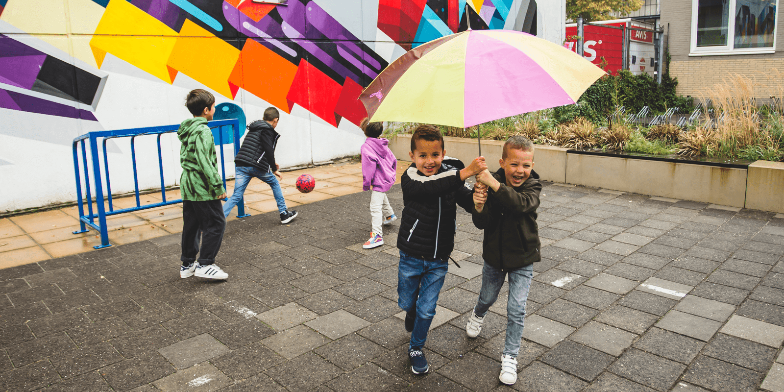 Basisschool kids op schoolplein