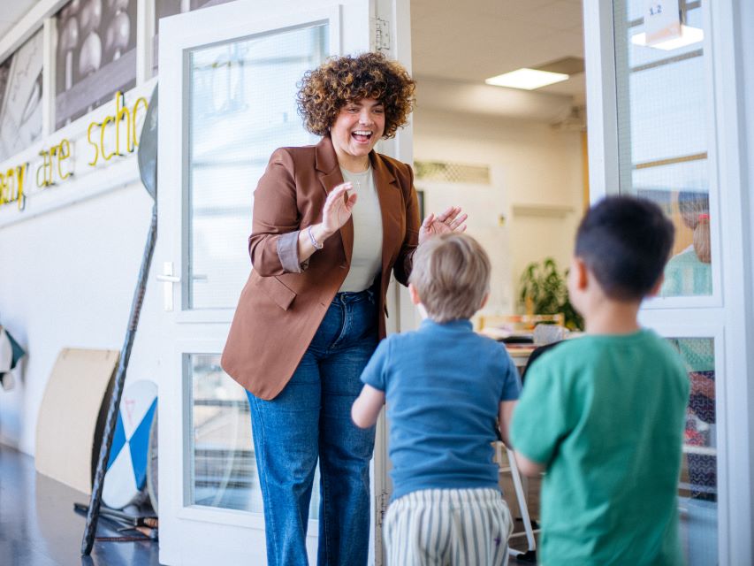deeltijd pabo student met kinderen in de klas